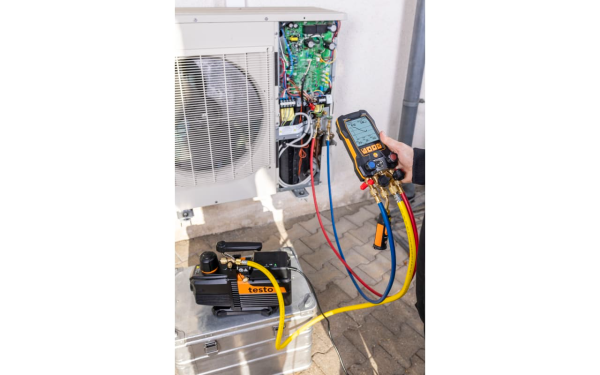 Testo 565i - Entegre tutma testiyle otomatik tahliyeler için akıllı vakum pompası, 10 CFM (283 l/dak)