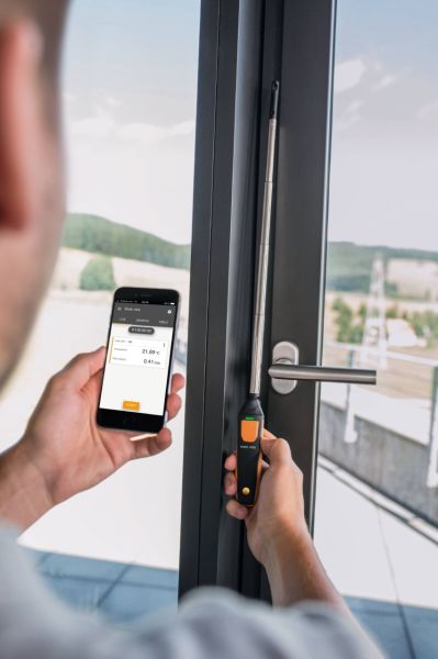 Testo 405 i akıllı telefon ile yönetilebilen termal anemometre