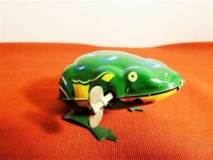 Kurmalı zıplayan teneke oyuncak kurbağa.