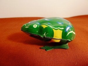 Kurmalı zıplayan teneke oyuncak kurbağa.