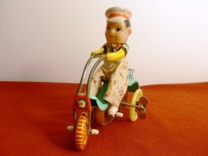 Kurmalı teneke oyuncak bisikletli postacı