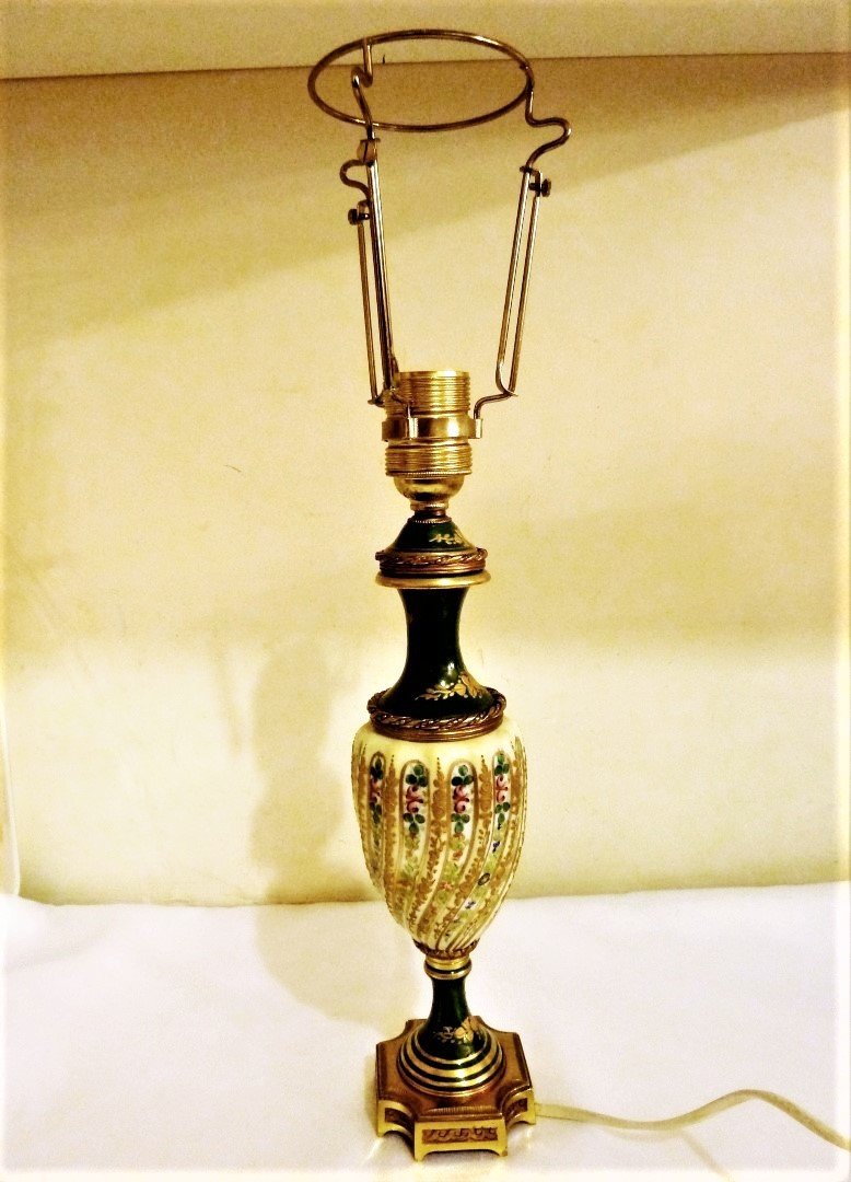 Sevres imzalı, porselen, el boyaması bronz ayaklı, şapka aparatlı elektrikli masa lambası. 19 Y.y. Y:47 cm.
