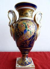 Limoges imzalı altın yaldızlı, el boyaması porselen kulplu vazo 19.Yy.  İmzalı Y:32cm