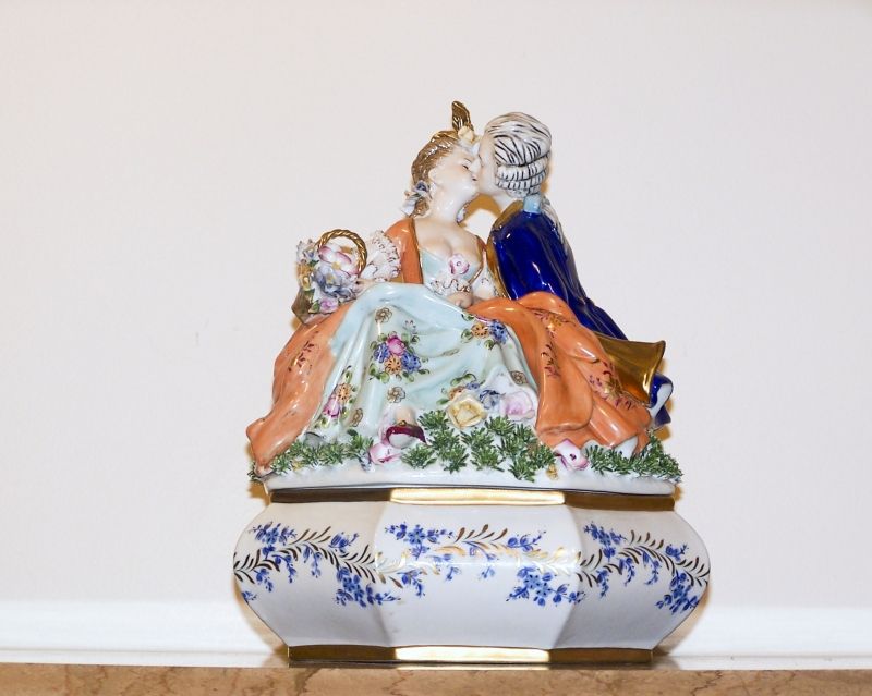Meissen porselen bonbonier. İmzalı. 19 Y.y. Y:31 cm
