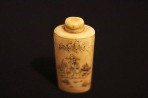 Fildişi, yüzeyi  el çizimi  Çin parfüm şişesi. 19. Yy. Y: 9cm.