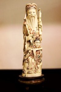 Fildişi el oyması ve el boyaması ünlü Çin Filozofu Konfüçüyüs 'ün heykeli. Boy: 27cm.