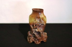 Ceyt, jade, yeşim taşından yapılmış el oyması eski vazo. 19. Y.y.  Boy:17cm.