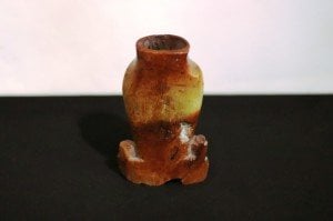 Ceyt, jade, yeşim taşından yapılmış el oyması eski vazo. 19. Y.y.  Boy:17cm.