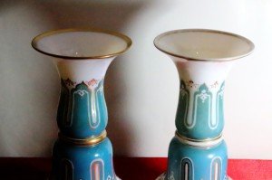 Opalin, yüzeyi el boyaması figüratif desenli, geniş ağızlı çift vazo.. Y 31cm.