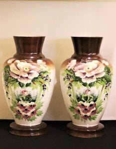 Opalin, yüzeyi el boyaması çiçek motifleri ile süslenmiş çift vazo.. Y 38cm.