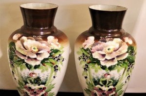 Opalin, yüzeyi el boyaması çiçek motifleri ile süslenmiş çift vazo.. Y 38cm.