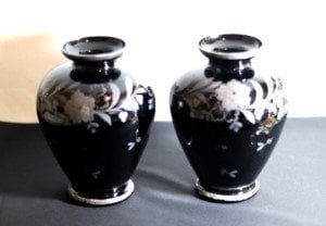 Osmanlı dönemi, Bohem,  yüzeyi el boyaması gümüş çiçek motifleri ile süslenmiş çift cam vazo.. Y 20cm.
