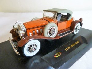 1930 Packard diecast araba. Signature Models üretimi. Kutuludur.  1/32