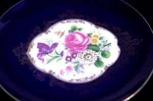 Limoges imzalı el boyaması porselen tabak. Ç:24cm