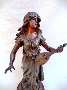 Mignon sanatçı imzalı tutya, ahşap kaideli 19. Y.y. Fransız bayan müzisyen heykeli. Y:60cm.