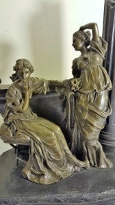 Bronz çift bayan heykeli. Mermer kaideli. İmzalı. Y. 37cm