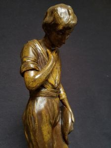 Ranieri (1865 - ca. 1929) ANGELUS imzalı tutya satıcı çocuk heykeli  Y: 47 cm.