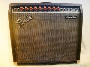 Fender Amerikan malı model eighty-five 75W yarı transistörlü, yarı lambalı amfi