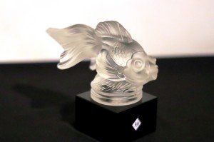 Desna imzalı,  art deco  el üflemesi, mermer kaideli  bohem cam Japon balığı  heykeli. Boy:20cm. Y:15cm.