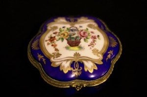Meissen imzalı el boyaması kapaklı porselen mücevher kutusu. Çapı: 10cm.