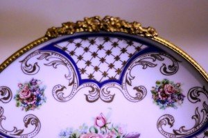 Limoges imzalı el boyaması  kenarı bronz geçmeli kulplu porselen tabak Ç:28cm