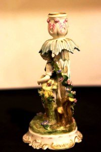 Meissen imzalı el boyaması porselen çift  tekli heykel şamdan,  mumluk. Y:23cm.