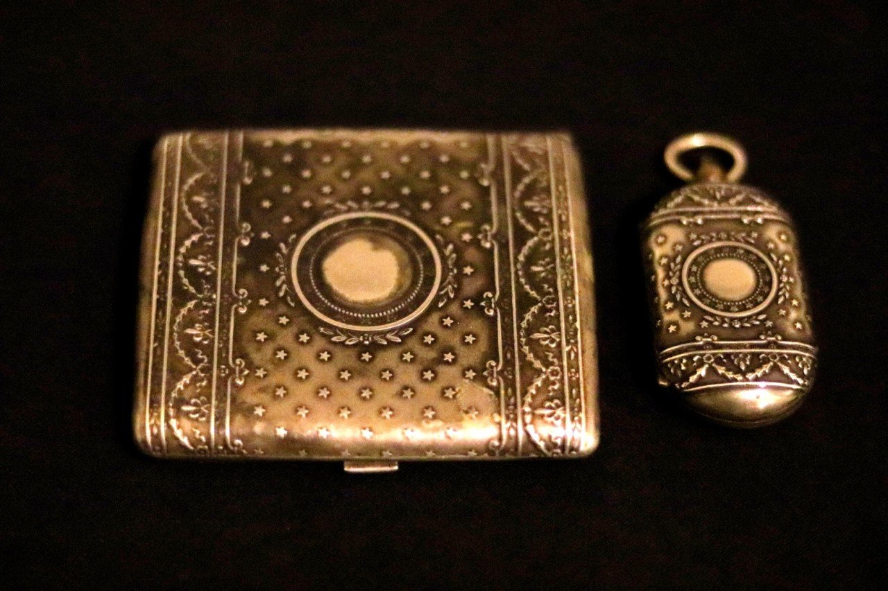 Osmanlı dönemi, el kakması, 800 ayar gümüş sigara kutusu ve altın para cüzdanı. Sigara kutusu 90gr. 8,5x8cm Para cüzanı 32gr. 6x3cm.
