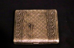 Osmanlı dönemi, el kakması, 800 ayar gümüş sigara kutusu ve altın para cüzdanı. Sigara kutusu 90gr. 8,5x8cm Para cüzanı 32gr. 6x3cm.