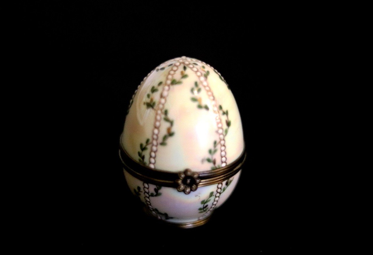 Kısıtlı sayıda üretilmiş, porselen el boyaması yumurta formunda mücevher kutusu. İmzalı Y:6,5cm.