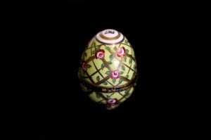 Kısıtlı sayıda üretilmiş, porselen el boyaması yumurta formunda mücevher kutusu. İmzalı Y:7cm.