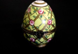 Kısıtlı sayıda üretilmiş, porselen el boyaması yumurta formunda mücevher kutusu. İmzalı Y:7cm.