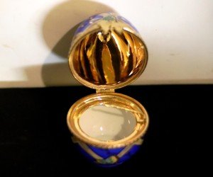 Özel üretim, porselen el boyaması yumurta formunda mücevher kutusu. İmzalı Y:9,5cm.