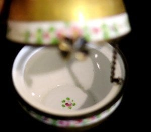Kısıtlı sayıda üretilmiş, altın vermeyli, porselen el boyaması yumurta formunda mücevher kutusu. İmzalı Y:15cm.