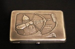 Rus gümüşü  84 ayar kabartma   savaşçı motifli sigara tabaka kutusu. Damgalı. 168 gr 12x8cm.