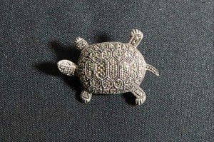 Gümüş, damgalı, el kakması eski dönem kaplumbağa  broş. 3,5x2,5cm.