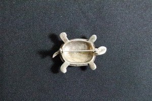 Gümüş, damgalı, el kakması eski dönem kaplumbağa  broş. 3,5x2,5cm.