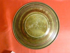 Kenarları ajur işlemeli metal mevye tabağı. Çapı: 31cm.