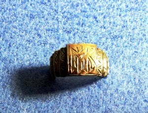 Gümüş, kalem  işi, insialli,üst plakası altın   eski dönem yüzük. 2,5cm.