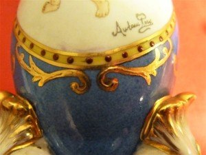 Meissen imzalı el boyaması kapaklı porselen çift vazo. Y:17cm.