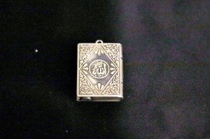 Gümüş,  tuğralı, sürgülü kapaklı, kabartma, el kakması Kuran kabı cevşen kolye ucu. 2,5x3,3cm.