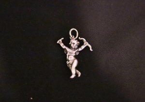 Gümüş, damgalı, el kakması eros figürlü kolye ucu. 4,x2,5cm