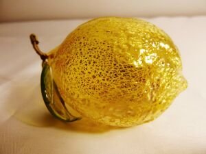 Murano el üflemesi cam limon figürü. Özel tasarım ürünüdür. Y: 8cm.