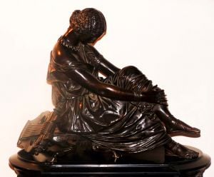 Bronz  bayan heykelli, mermer kaideli masa saati.  İmzalı. 58x50x24cm