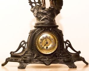 Bayan figürlü Fransız tutya saat. 74x44x15cm.