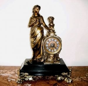 Fransız bronz saat, kadın figürlü,mermer kaideli 52x35x17cm.