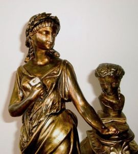 Fransız bronz saat, kadın figürlü,mermer kaideli 52x35x17cm.