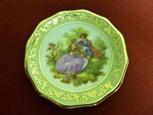 Limoges imzalı el boyaması porselen tabak. Ç:7cm