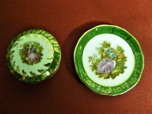 Limoges imzalı el boyaması porselen tabak ve kutu seti. Tabak Ç:7,5cm. Kutu Ç.5cm.