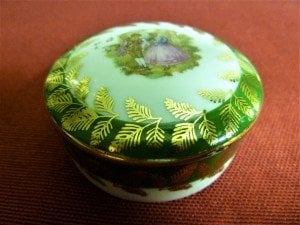 Limoges imzalı el boyaması porselen tabak ve kutu seti. Tabak Ç:7,5cm. Kutu Ç.5cm.