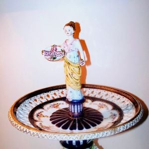 Meissen imzalı porselen centerpiece üç bayan figürlü  Y:81 cm.  Ç:43 cm.